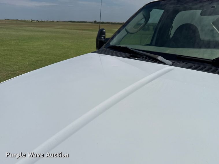 image for item ET6393 2005 Ford F350 Super Duty bale bed pickup truck