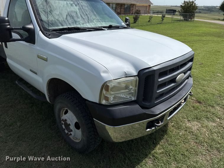 image for item ET6393 2005 Ford F350 Super Duty bale bed pickup truck