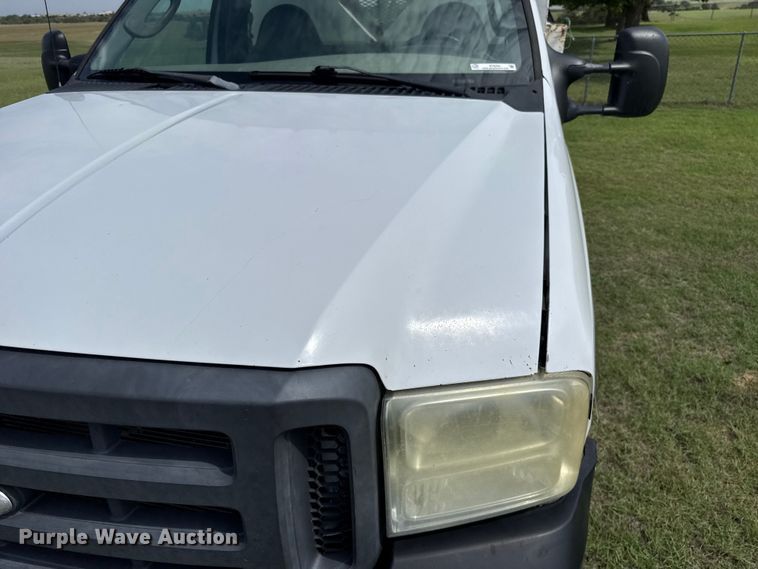 image for item ET6393 2005 Ford F350 Super Duty bale bed pickup truck