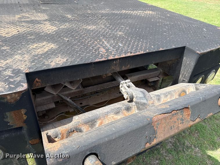 image for item ET6393 2005 Ford F350 Super Duty bale bed pickup truck