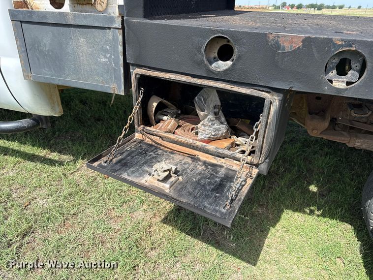 image for item ET6393 2005 Ford F350 Super Duty bale bed pickup truck