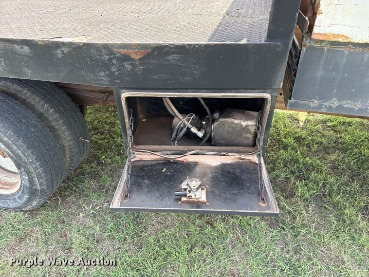 image for item ET6393 2005 Ford F350 Super Duty bale bed pickup truck
