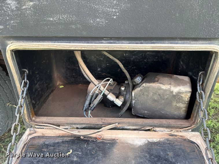 image for item ET6393 2005 Ford F350 Super Duty bale bed pickup truck
