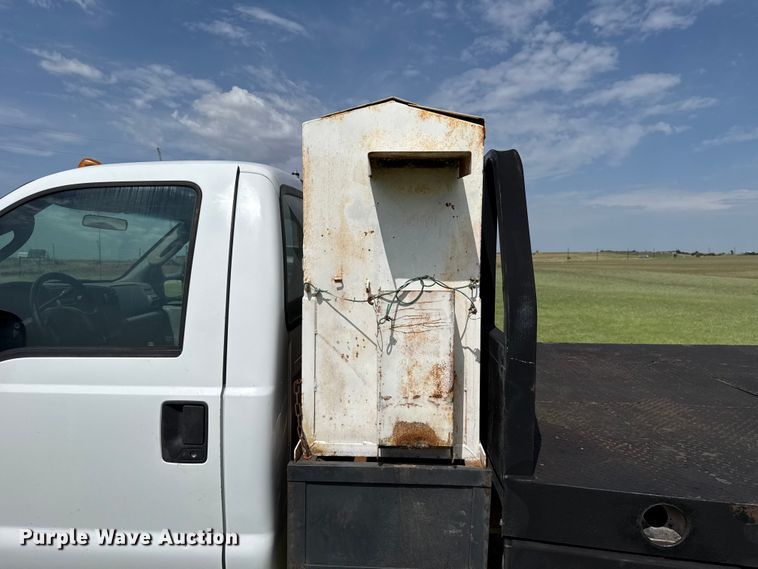 image for item ET6393 2005 Ford F350 Super Duty bale bed pickup truck