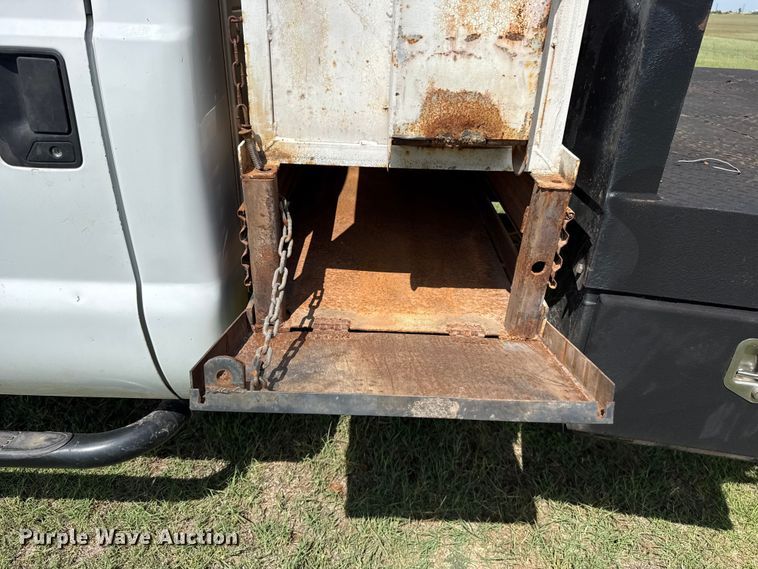 image for item ET6393 2005 Ford F350 Super Duty bale bed pickup truck
