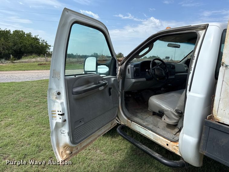 image for item ET6393 2005 Ford F350 Super Duty bale bed pickup truck
