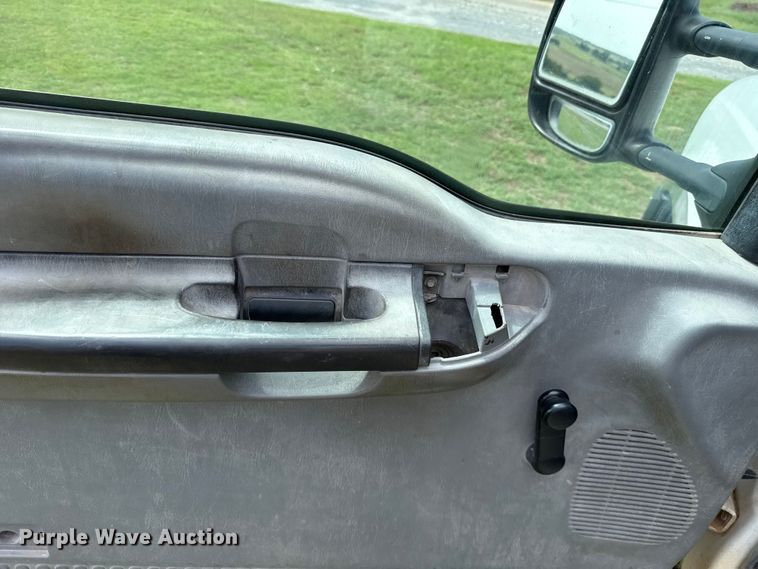 image for item ET6393 2005 Ford F350 Super Duty bale bed pickup truck
