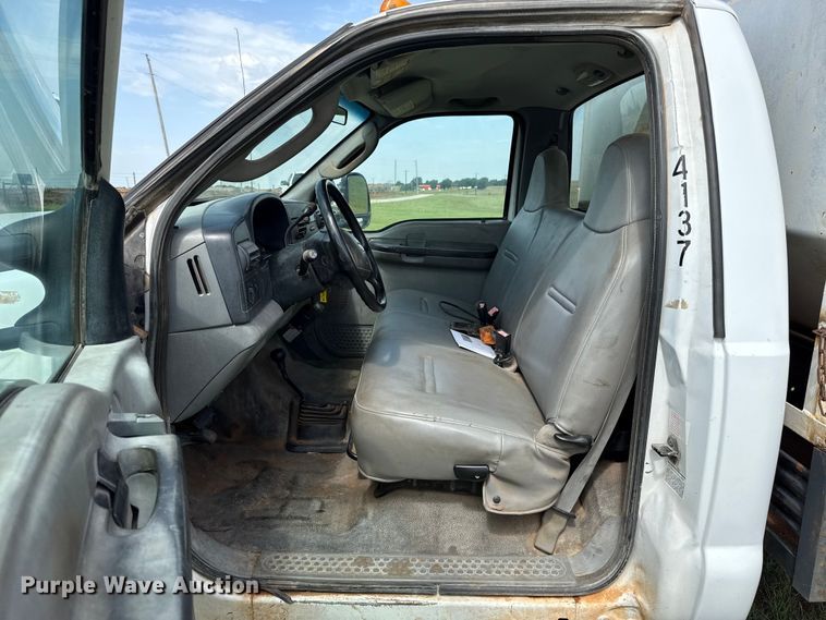 image for item ET6393 2005 Ford F350 Super Duty bale bed pickup truck