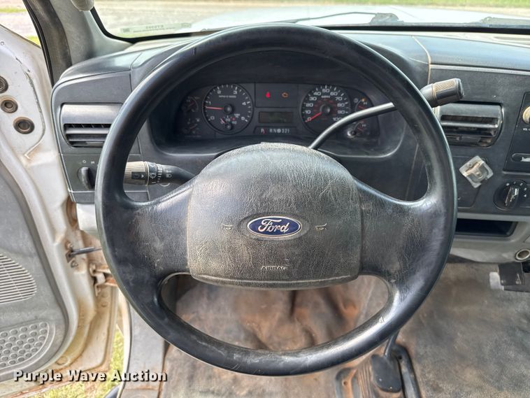 image for item ET6393 2005 Ford F350 Super Duty bale bed pickup truck