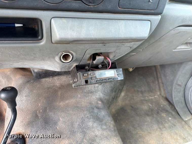 image for item ET6393 2005 Ford F350 Super Duty bale bed pickup truck