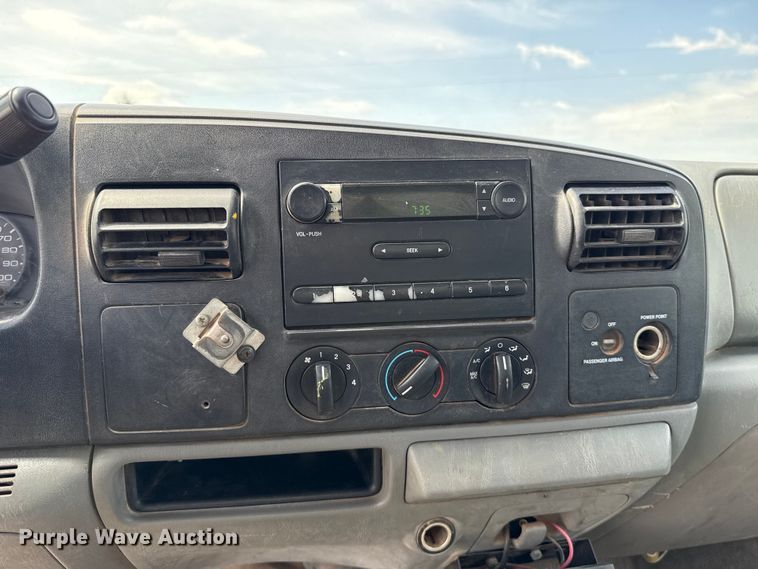 image for item ET6393 2005 Ford F350 Super Duty bale bed pickup truck