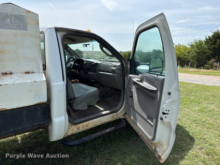 image for item ET6393 2005 Ford F350 Super Duty bale bed pickup truck