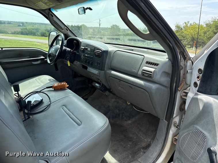 image for item ET6393 2005 Ford F350 Super Duty bale bed pickup truck