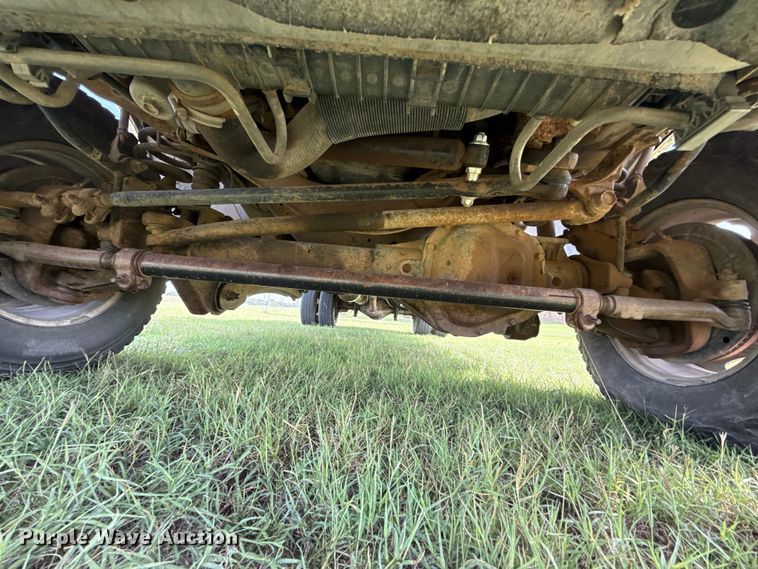 image for item ET6393 2005 Ford F350 Super Duty bale bed pickup truck