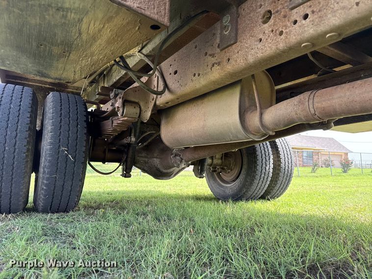 image for item ET6393 2005 Ford F350 Super Duty bale bed pickup truck
