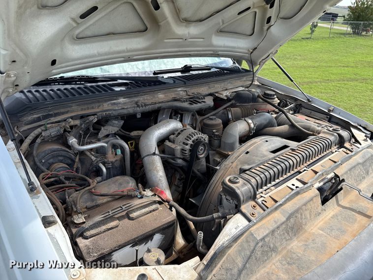 image for item ET6393 2005 Ford F350 Super Duty bale bed pickup truck