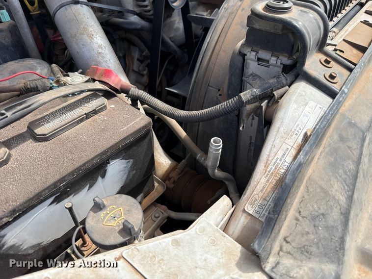 image for item ET6393 2005 Ford F350 Super Duty bale bed pickup truck