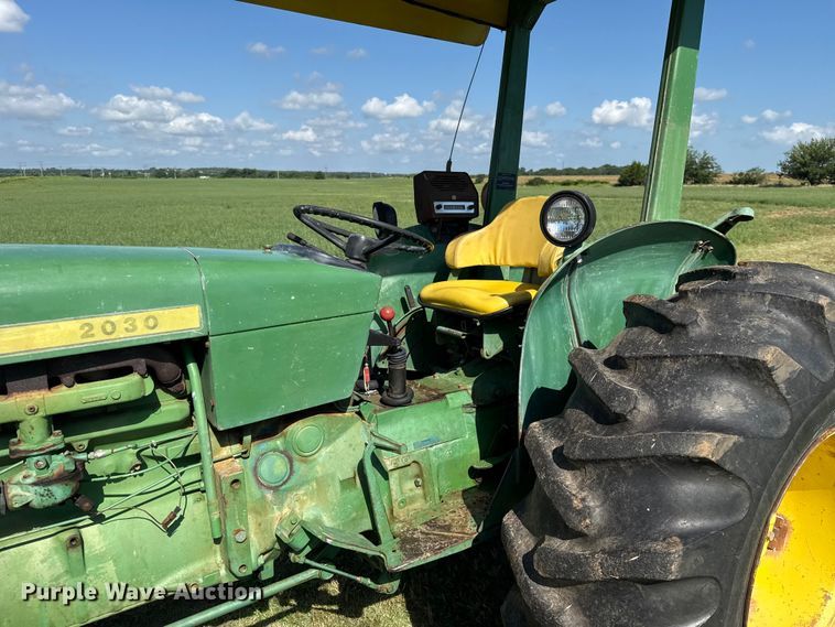 image for item ET6435 1975 John Deere 2030 tractor