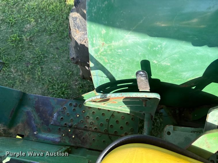 image for item ET6435 1975 John Deere 2030 tractor