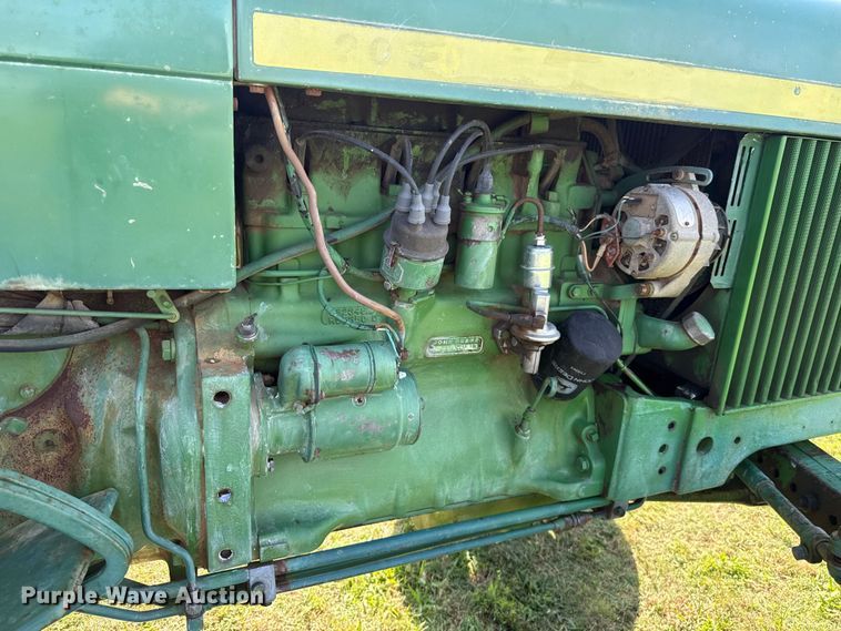 image for item ET6435 1975 John Deere 2030 tractor