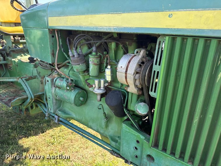 image for item ET6435 1975 John Deere 2030 tractor