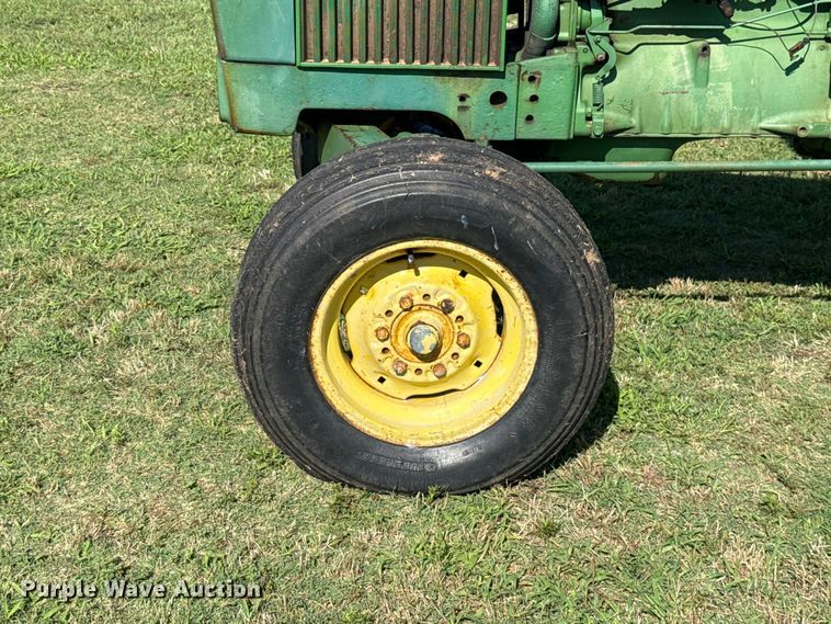 image for item ET6435 1975 John Deere 2030 tractor