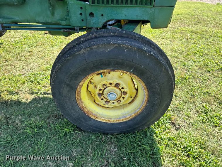 image for item ET6435 1975 John Deere 2030 tractor