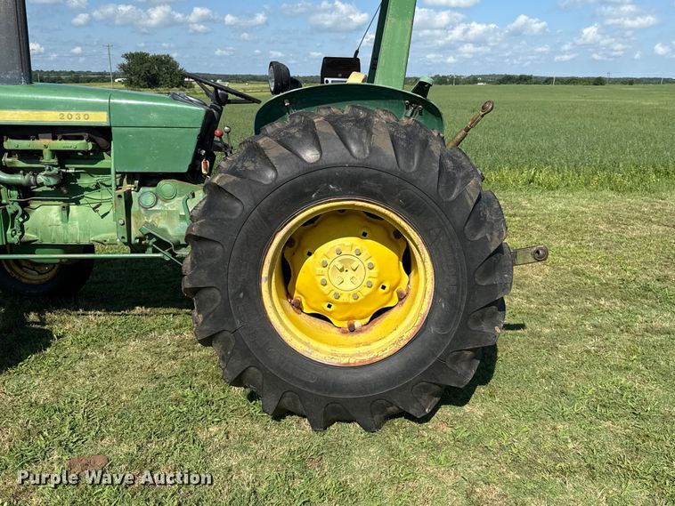 image for item ET6435 1975 John Deere 2030 tractor