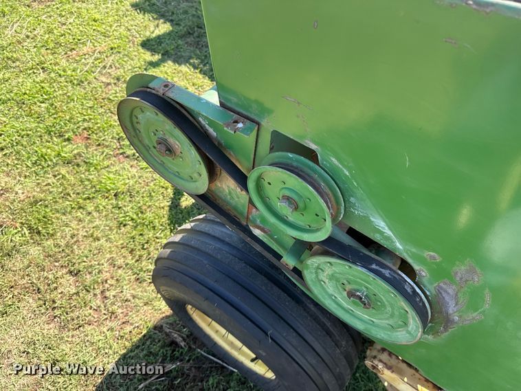 image for item ET6436 John Deere 346 small square baler