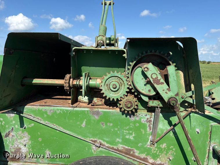 image for item ET6436 John Deere 346 small square baler