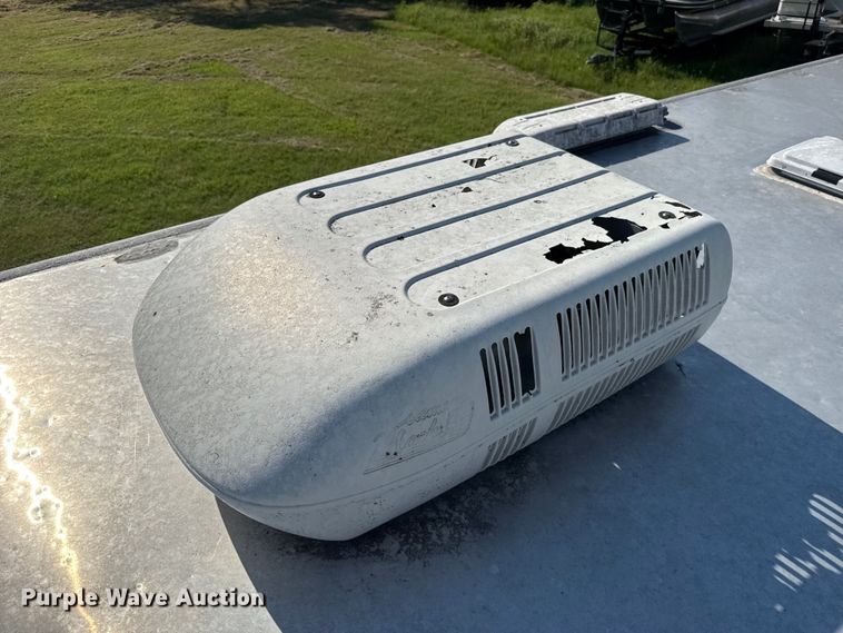 image for item ET6467 2002 Exxiss GNH-726 livestock trailer