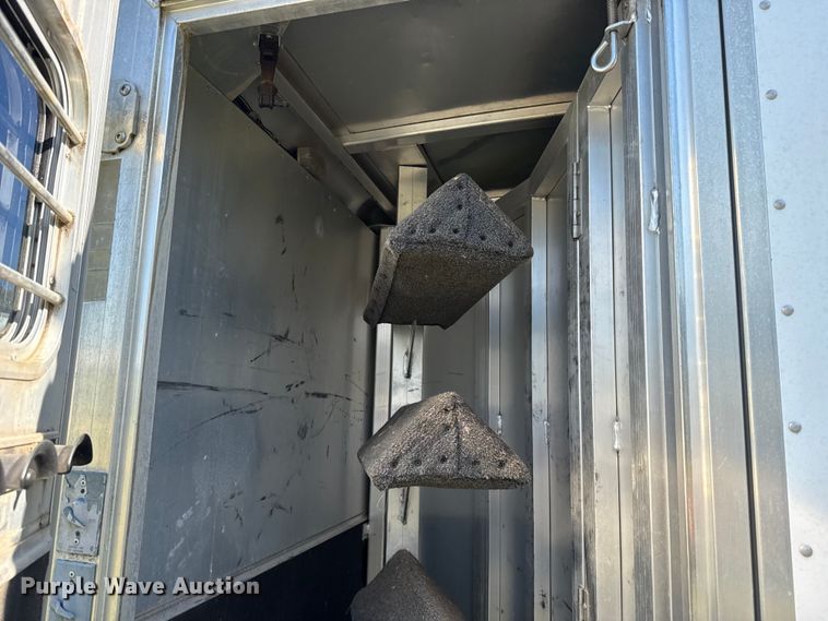 image for item ET6467 2002 Exxiss GNH-726 livestock trailer