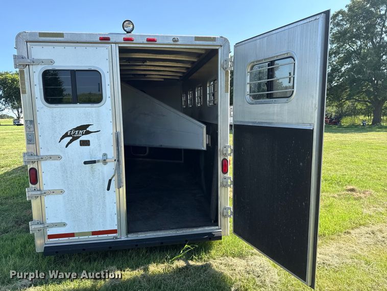 image for item ET6467 2002 Exxiss GNH-726 livestock trailer