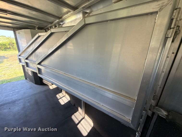 image for item ET6467 2002 Exxiss GNH-726 livestock trailer