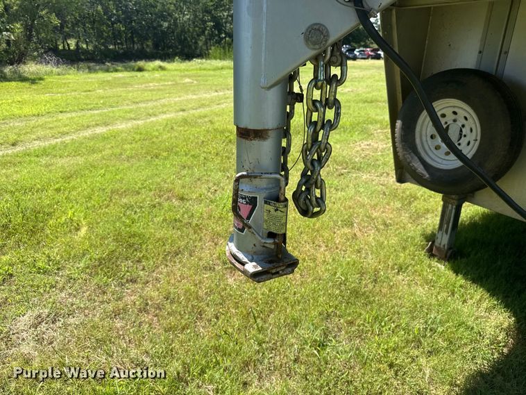image for item ET6471 2006 Featherlite Inc. 8587 horse trailer