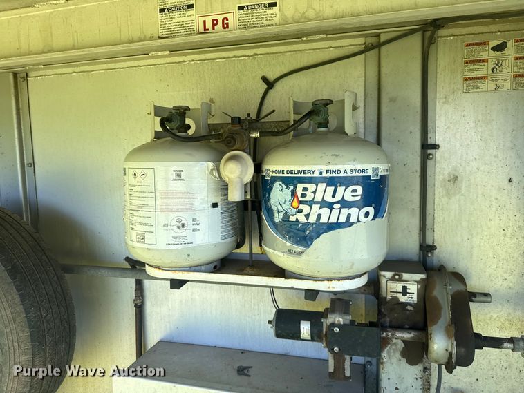 image for item ET6471 2006 Featherlite Inc. 8587 horse trailer