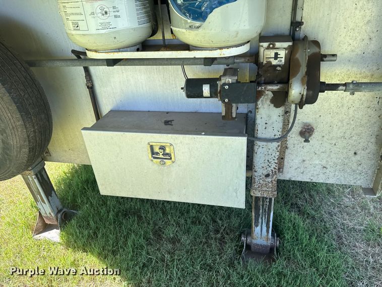 image for item ET6471 2006 Featherlite Inc. 8587 horse trailer
