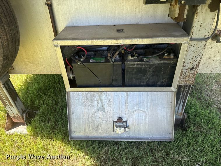 image for item ET6471 2006 Featherlite Inc. 8587 horse trailer