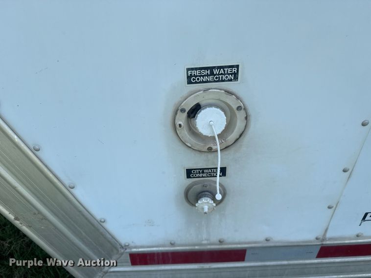 image for item ET6471 2006 Featherlite Inc. 8587 horse trailer
