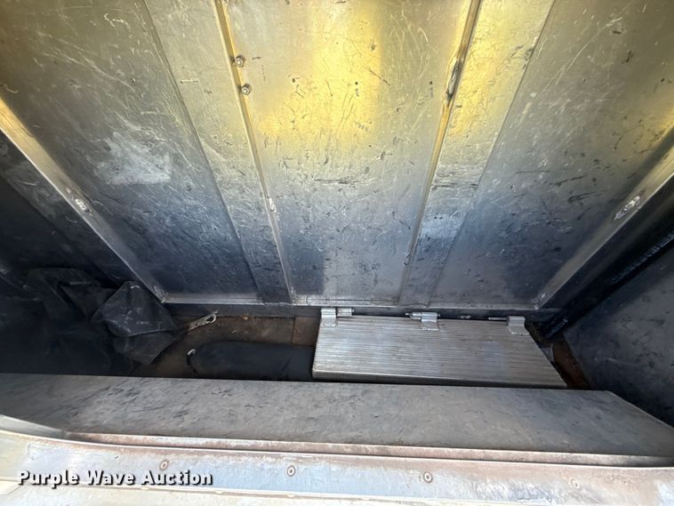 image for item ET6471 2006 Featherlite Inc. 8587 horse trailer