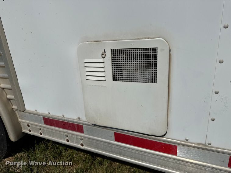 image for item ET6471 2006 Featherlite Inc. 8587 horse trailer