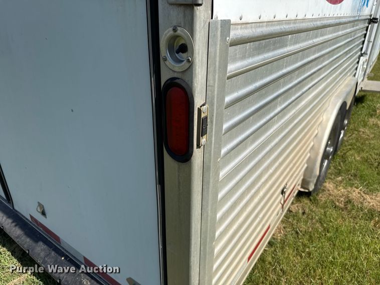 image for item ET6471 2006 Featherlite Inc. 8587 horse trailer
