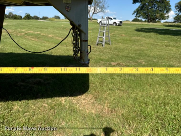 image for item ET6471 2006 Featherlite Inc. 8587 horse trailer