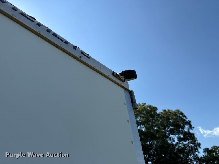 image for item ET6471 2006 Featherlite Inc. 8587 horse trailer