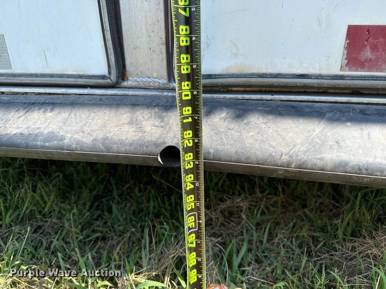 image for item ET6471 2006 Featherlite Inc. 8587 horse trailer