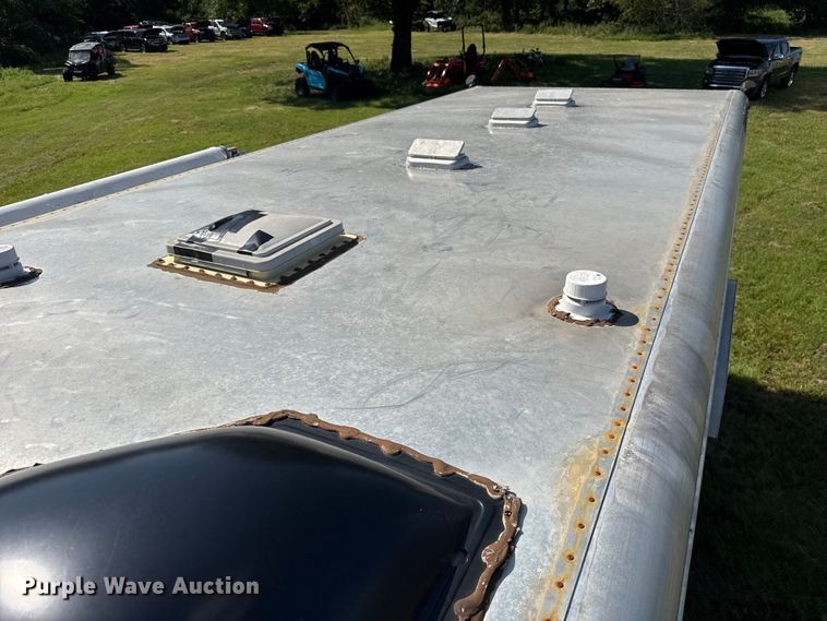 image for item ET6471 2006 Featherlite Inc. 8587 horse trailer