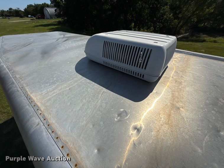 image for item ET6471 2006 Featherlite Inc. 8587 horse trailer