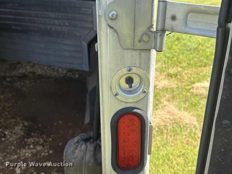 image for item ET6471 2006 Featherlite Inc. 8587 horse trailer