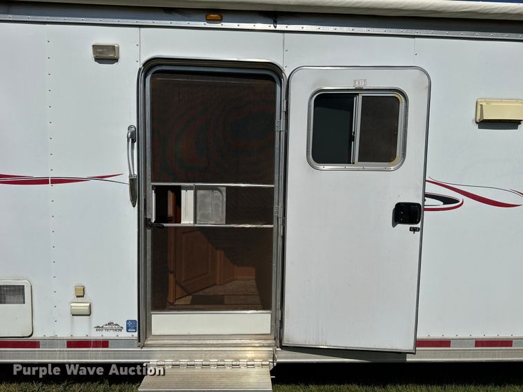 image for item ET6471 2006 Featherlite Inc. 8587 horse trailer