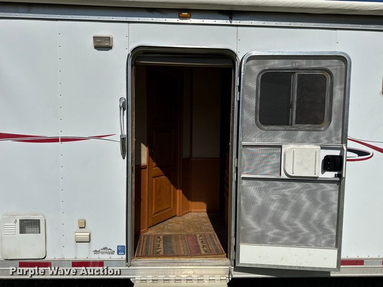 image for item ET6471 2006 Featherlite Inc. 8587 horse trailer